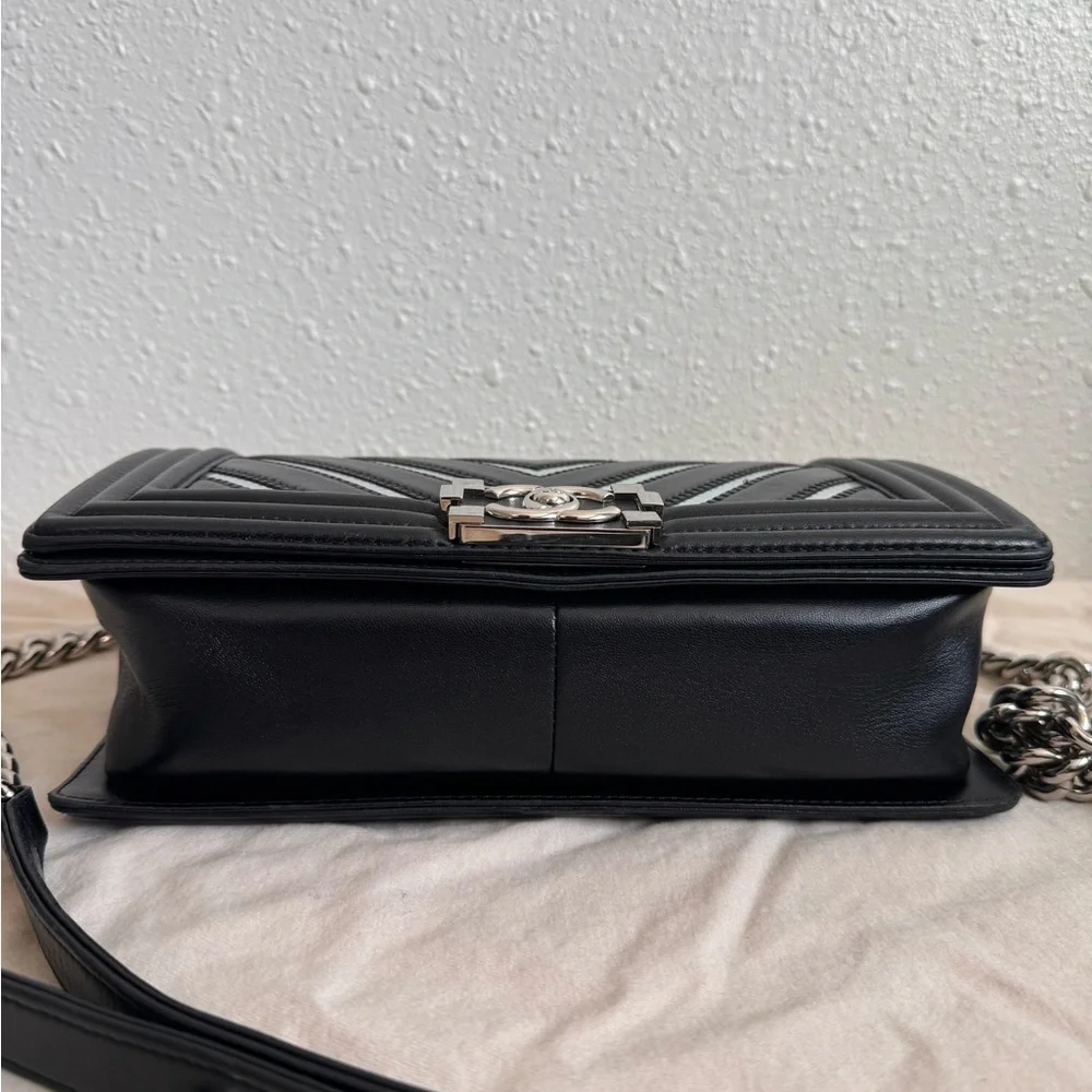 ❌SOLD❌ CHANEL Limited Edition Boy Flap Bag Chevron Lambskin Holographic Medium - Picture 9 of 16